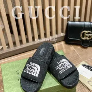 Gucci x The North Face Slides Monogramadas Negras
