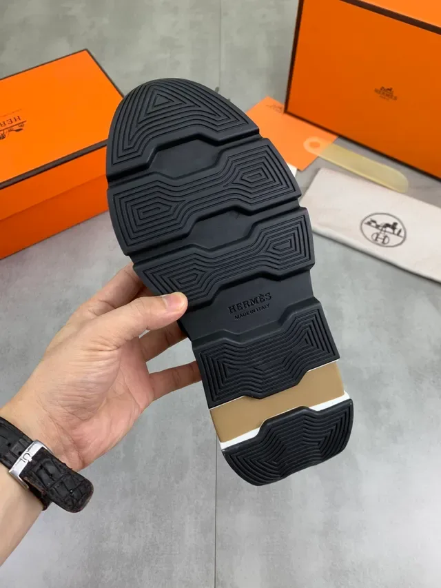 Hermès Tênis Preto de Camurça Chunky com Cadarço 2