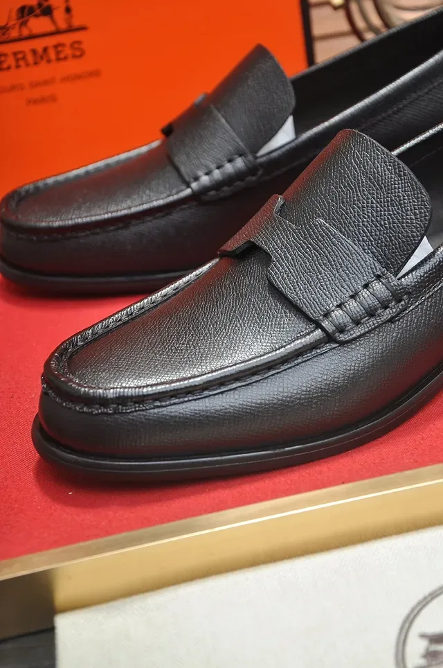 Hermès Loafer de Cuero Negro Texturizado con Correa Penny 2