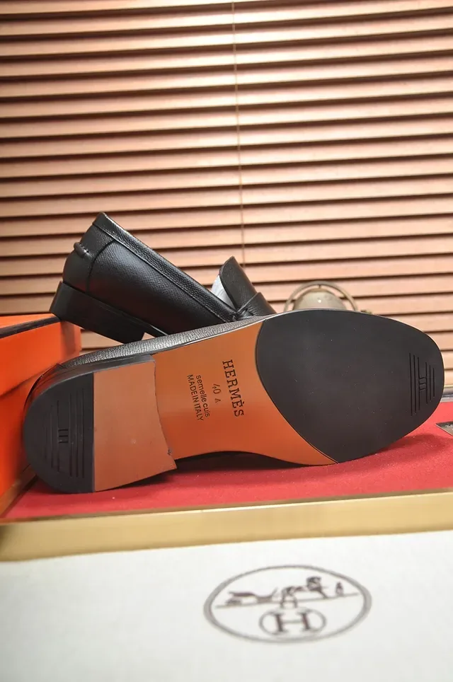 Hermès Loafer de Cuero Negro Texturizado con Correa Penny 3