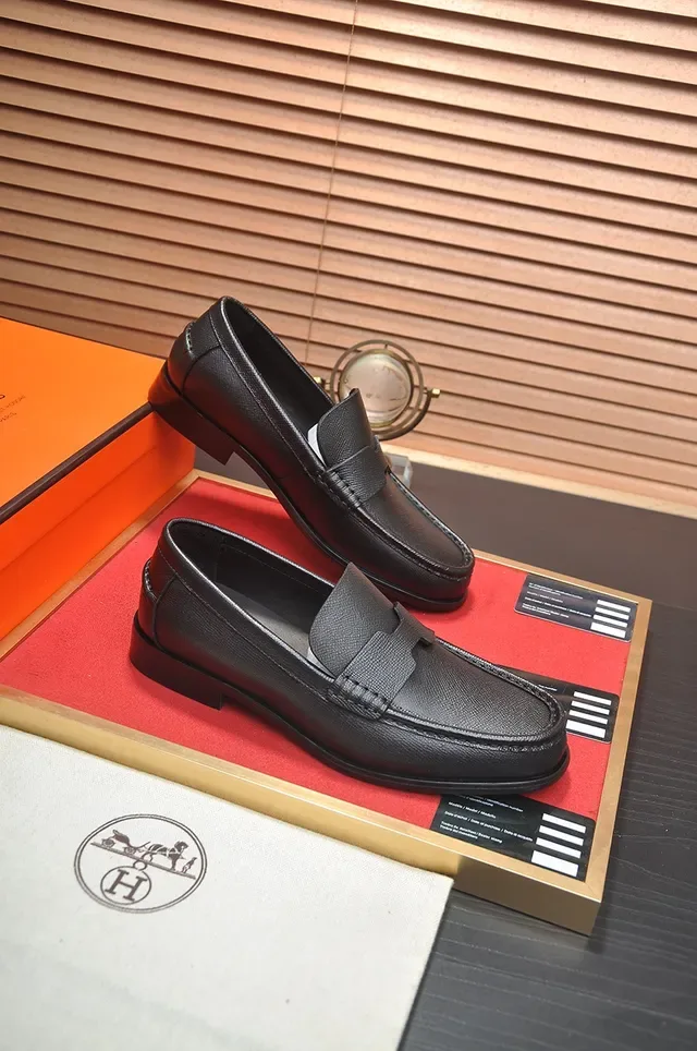 Hermès Loafer de Cuero Negro Texturizado con Correa Penny 4
