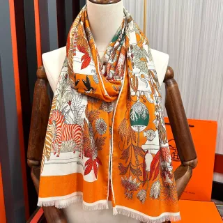 Hermès Carré नारंगी भूरी चित्रित पशु-फूल प्रतीक फ्रिंज हेम रेशम स्कार्फ