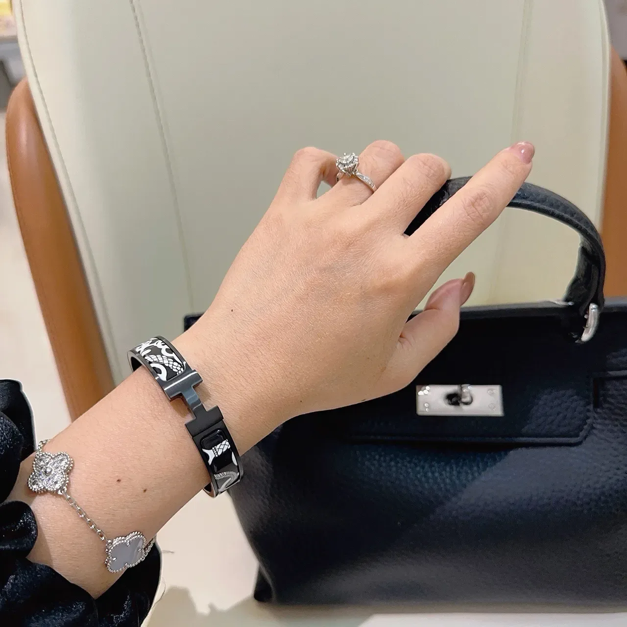 Hermès Clic H 黑白图形刻字手链 3