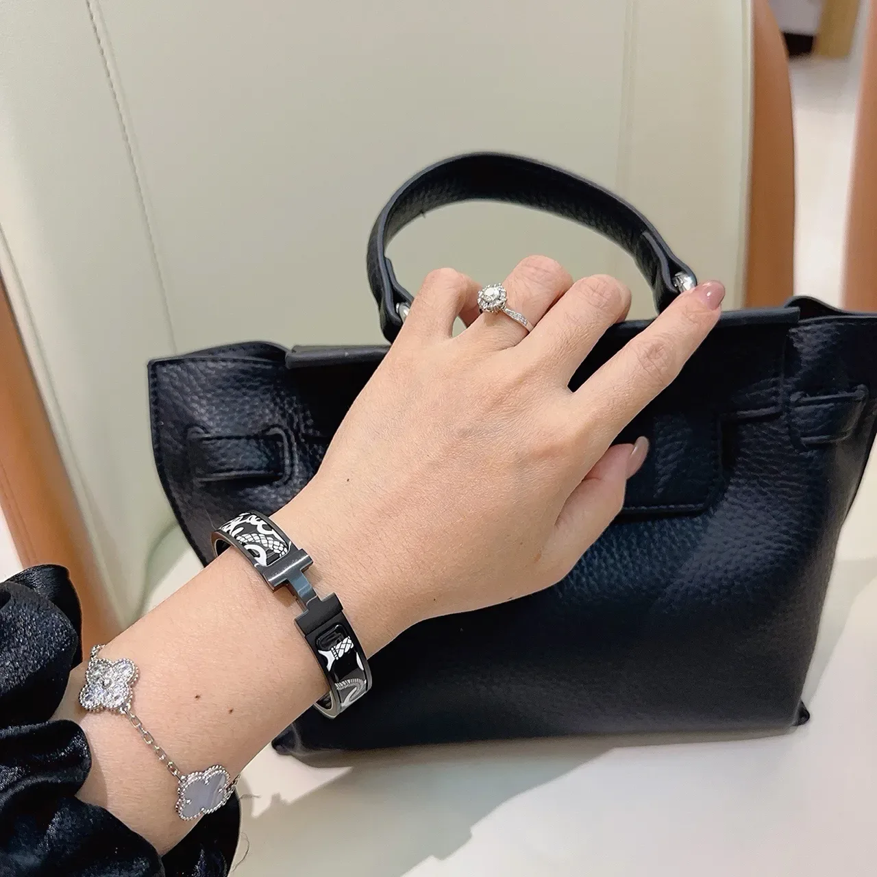 Hermès Clic H 黑白图形刻字手链 5