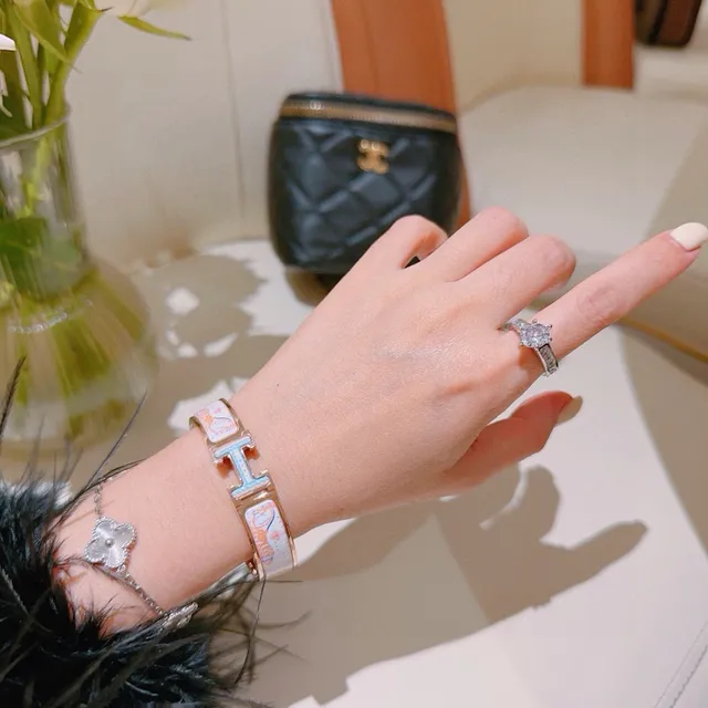 Hermès Clic H Motivo de caballo esmaltado Gold-Tone Pulsera 2