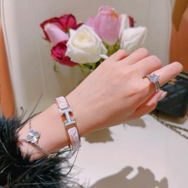 Hermès Clic H Motivo de caballo esmaltado Gold-Tone Pulsera 5