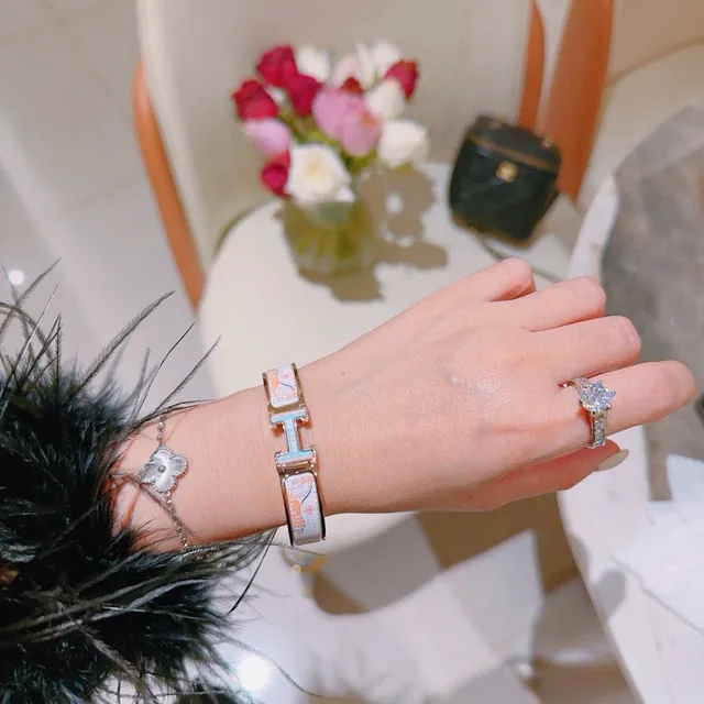 Hermès Clic H Motivo de caballo esmaltado Gold-Tone Pulsera 8