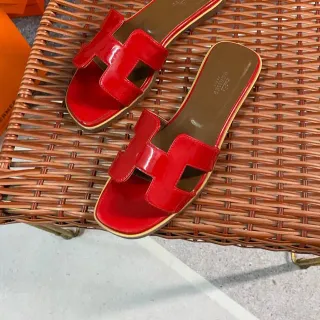 Hermès H-Strap Pantuflas de couro patentado vermelho