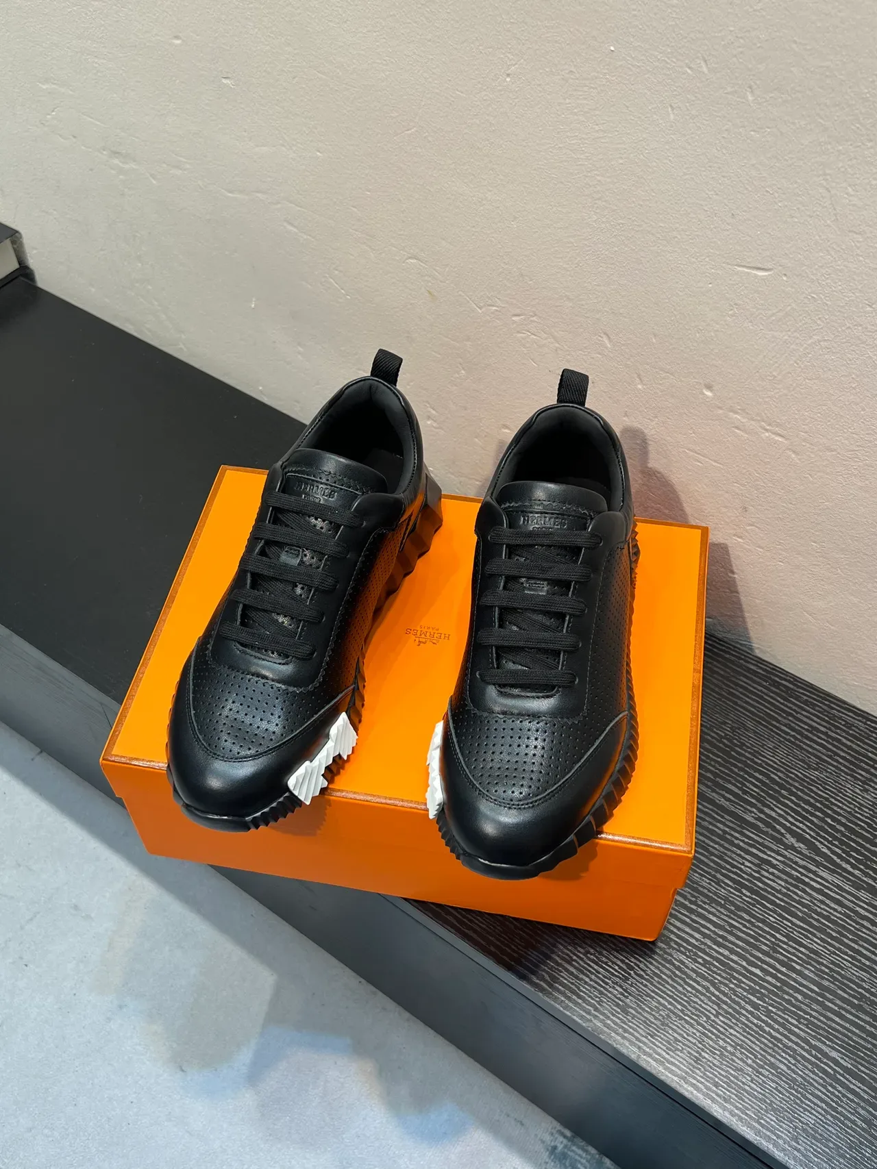 Hermès Le City কালো পারফোরেটেড লেদার লাইফস্টাইল স্নিকার 2