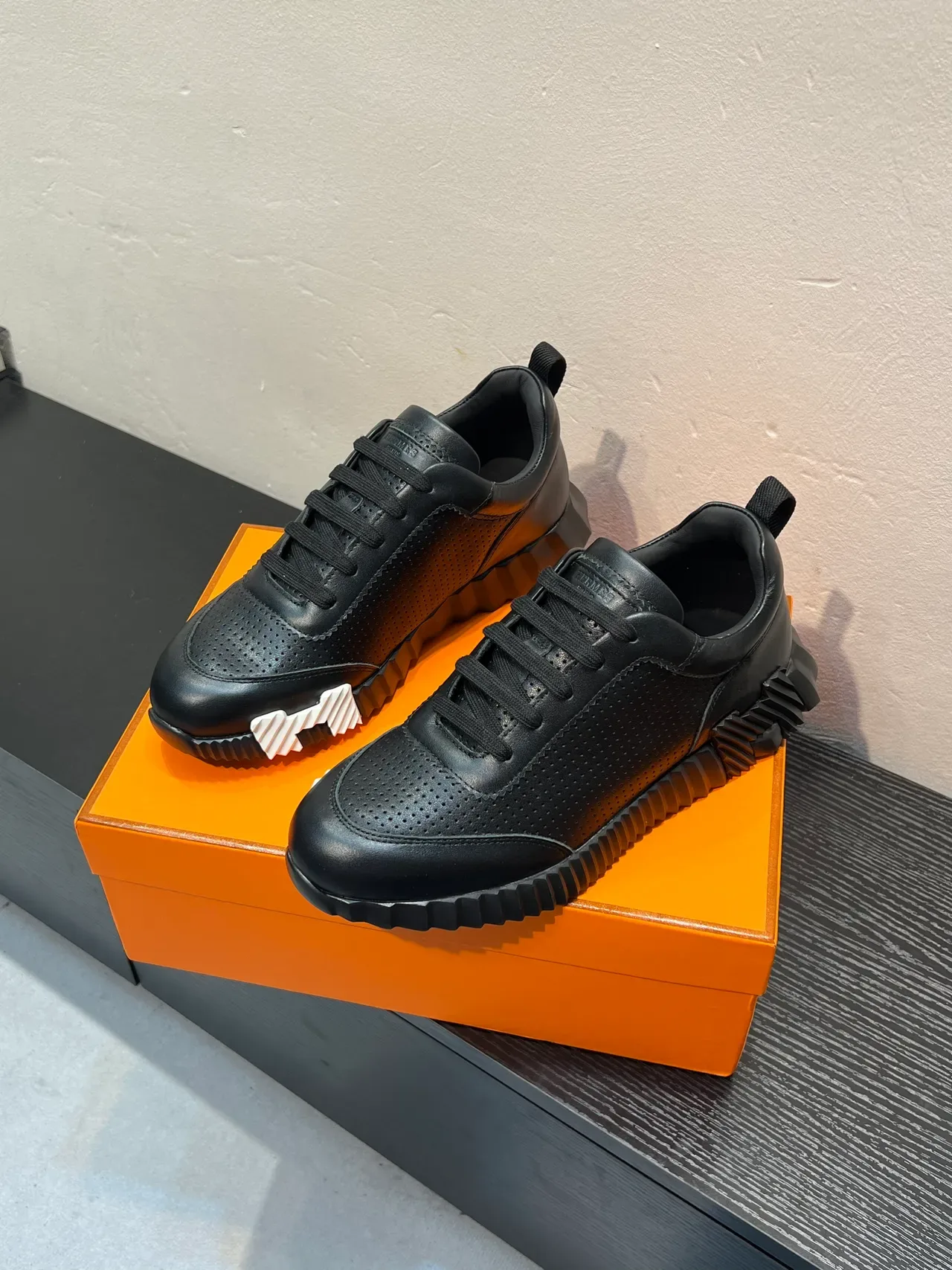 Hermès Le City কালো পারফোরেটেড লেদার লাইফস্টাইল স্নিকার 3