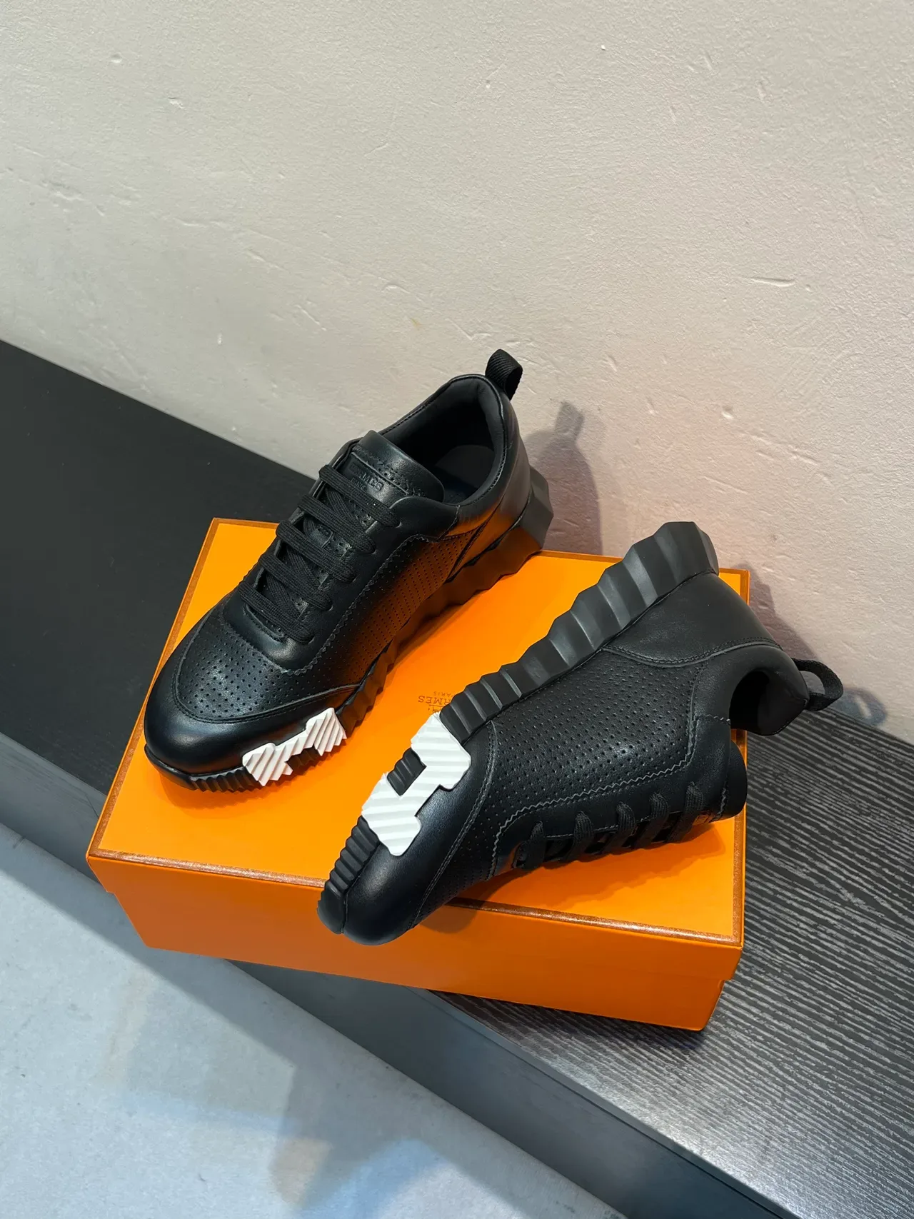 Hermès Le City কালো পারফোরেটেড লেদার লাইফস্টাইল স্নিকার 4