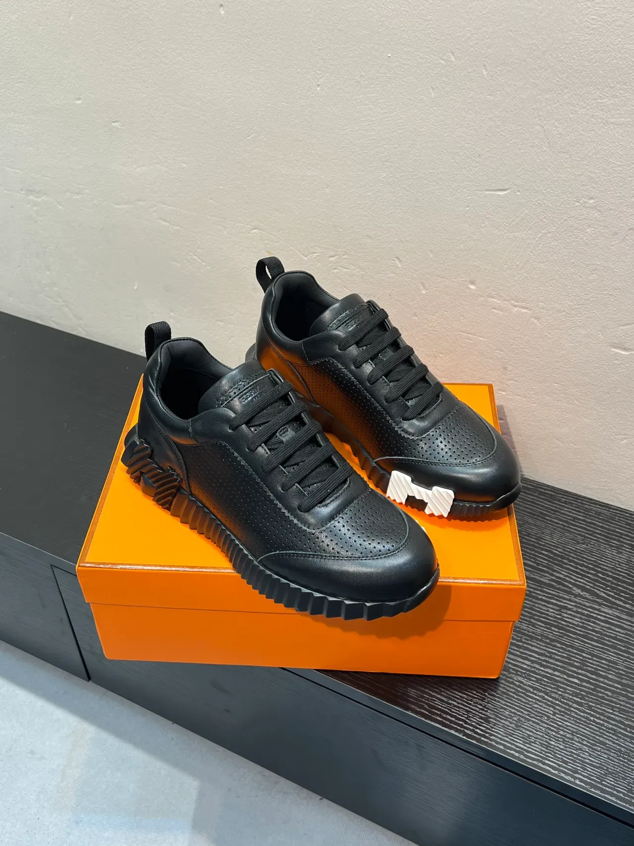 Hermès Le City কালো পারফোরেটেড লেদার লাইফস্টাইল স্নিকার 5