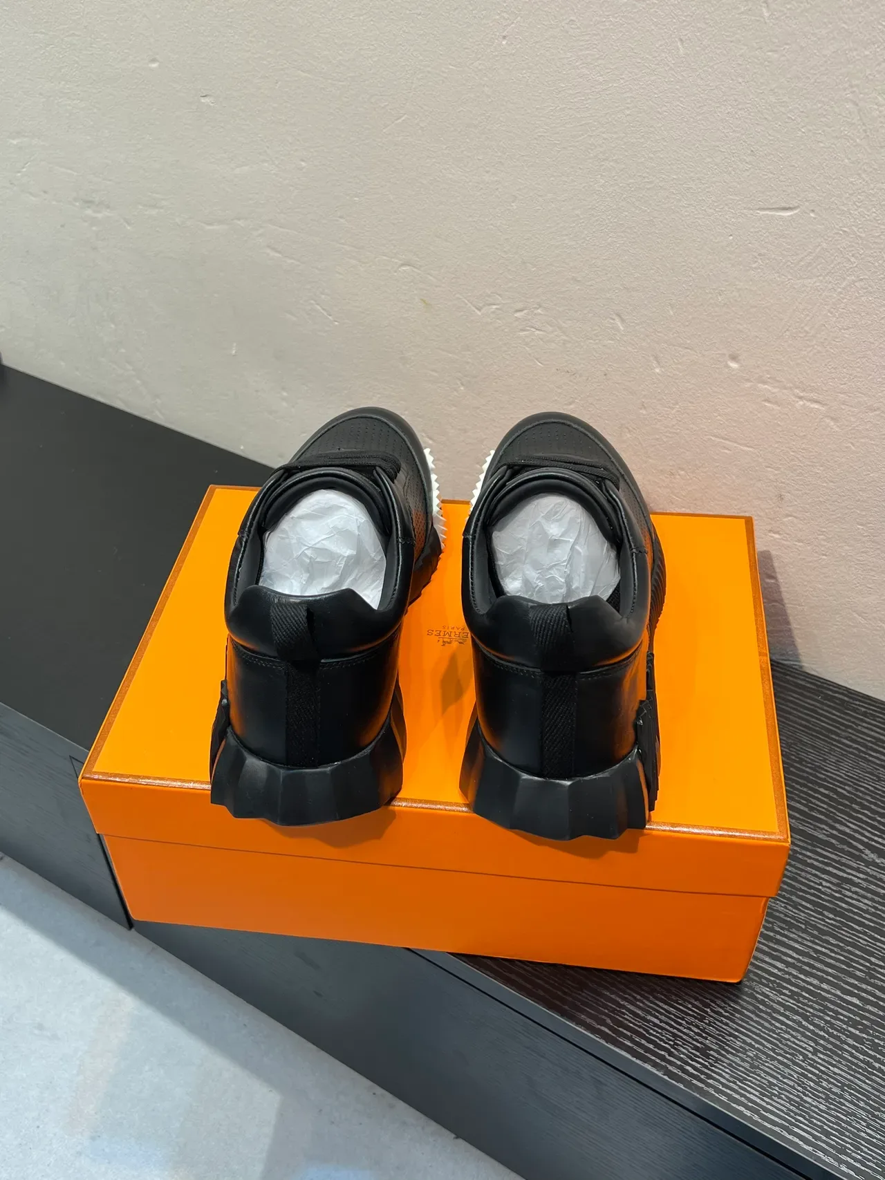 Hermès Le City কালো পারফোরেটেড লেদার লাইফস্টাইল স্নিকার 6
