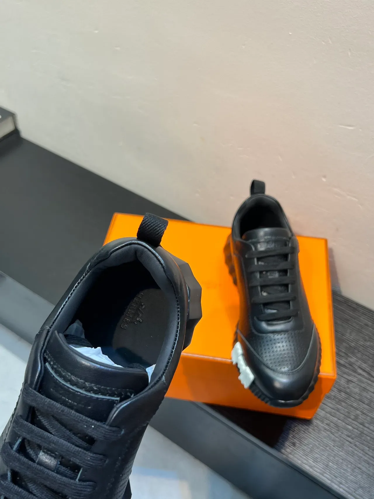 Hermès Le City কালো পারফোরেটেড লেদার লাইফস্টাইল স্নিকার 7