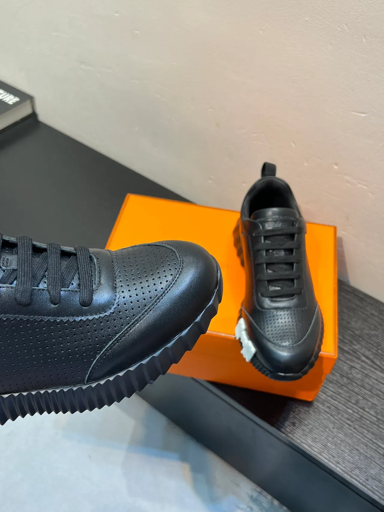 Hermès Le City কালো পারফোরেটেড লেদার লাইফস্টাইল স্নিকার 8