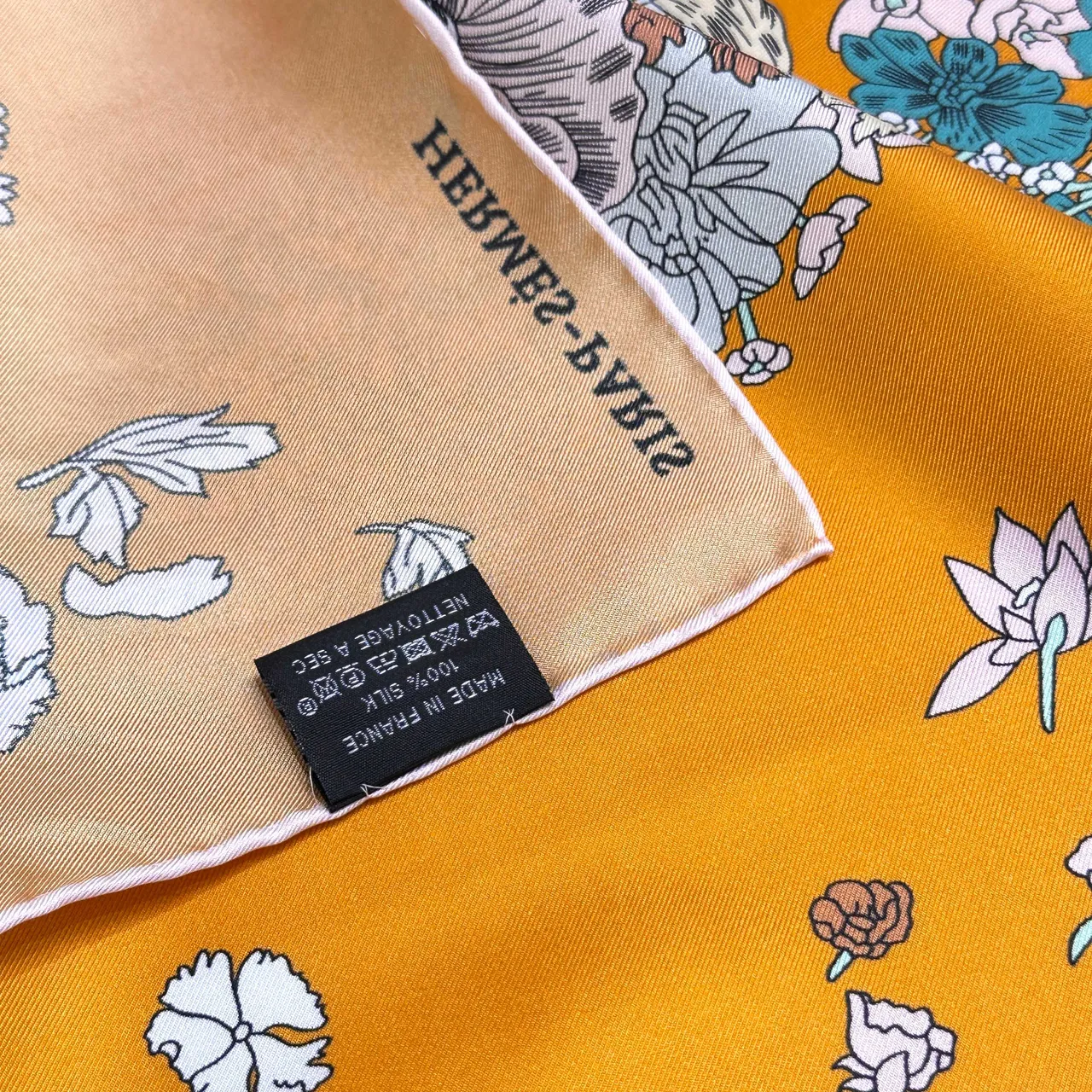 Hermès Légère Pañuelo de Seda con Estampado Floral y Geométrico Naranja 2