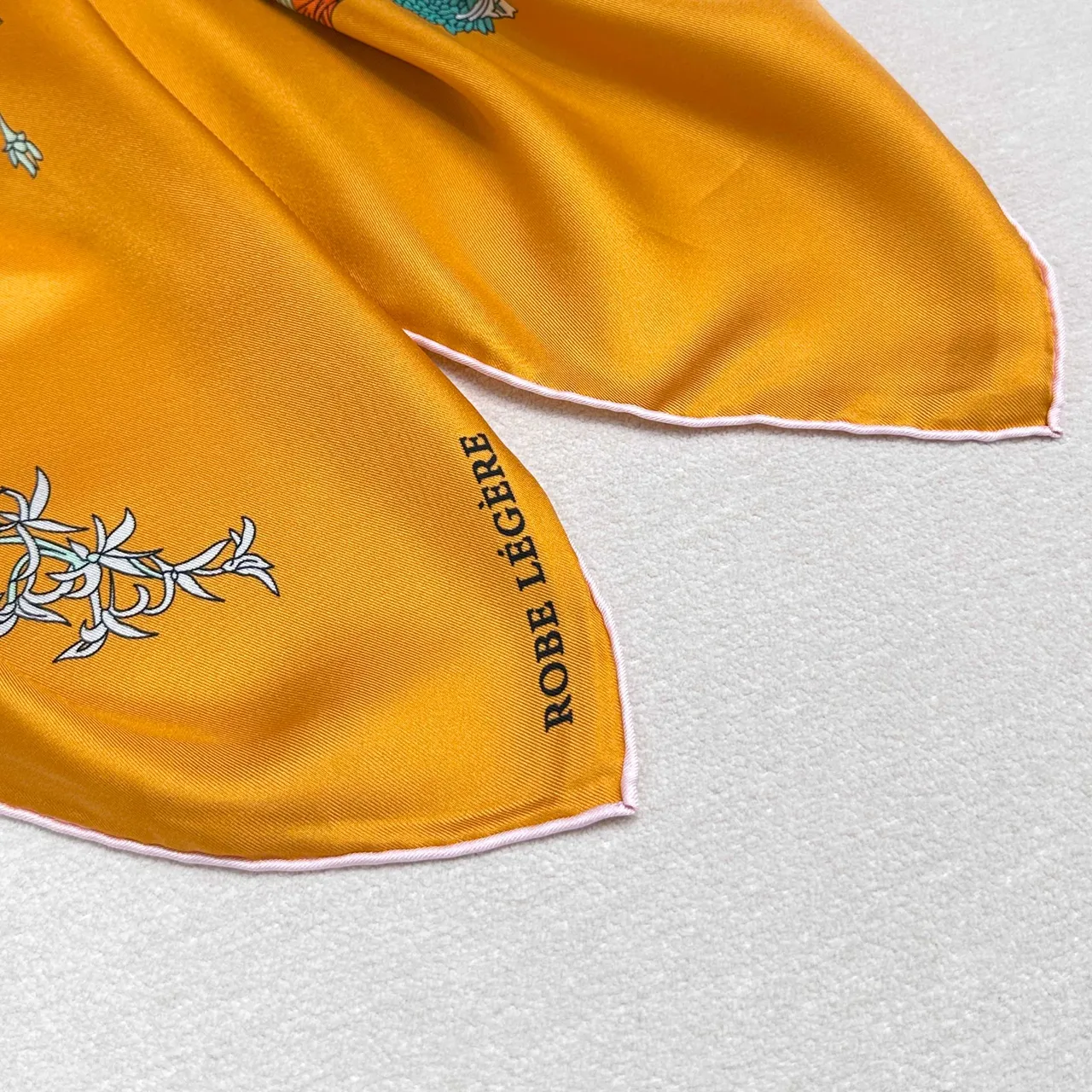 Hermès Légère Pañuelo de Seda con Estampado Floral y Geométrico Naranja 3