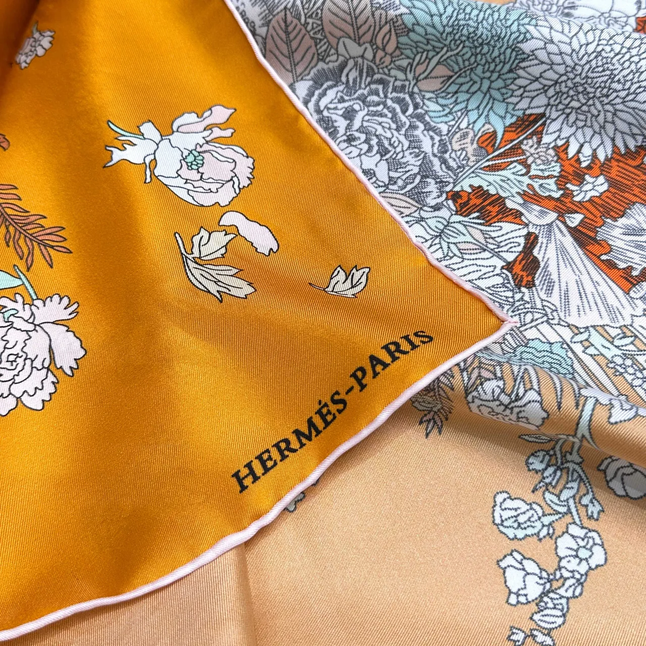 Hermès Légère Pañuelo de Seda con Estampado Floral y Geométrico Naranja 4