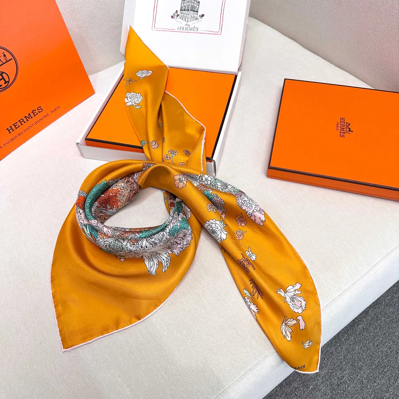 Hermès Légère Pañuelo de Seda con Estampado Floral y Geométrico Naranja 5