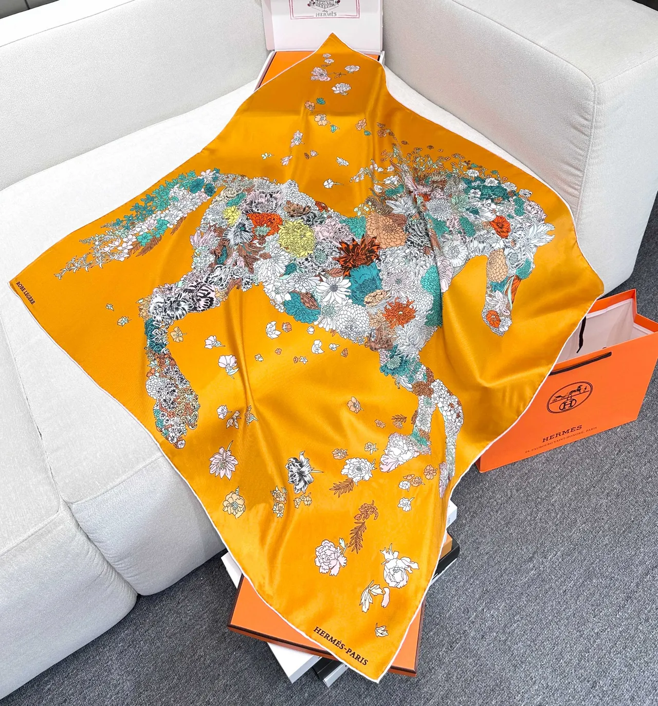Hermès Légère Pañuelo de Seda con Estampado Floral y Geométrico Naranja 6