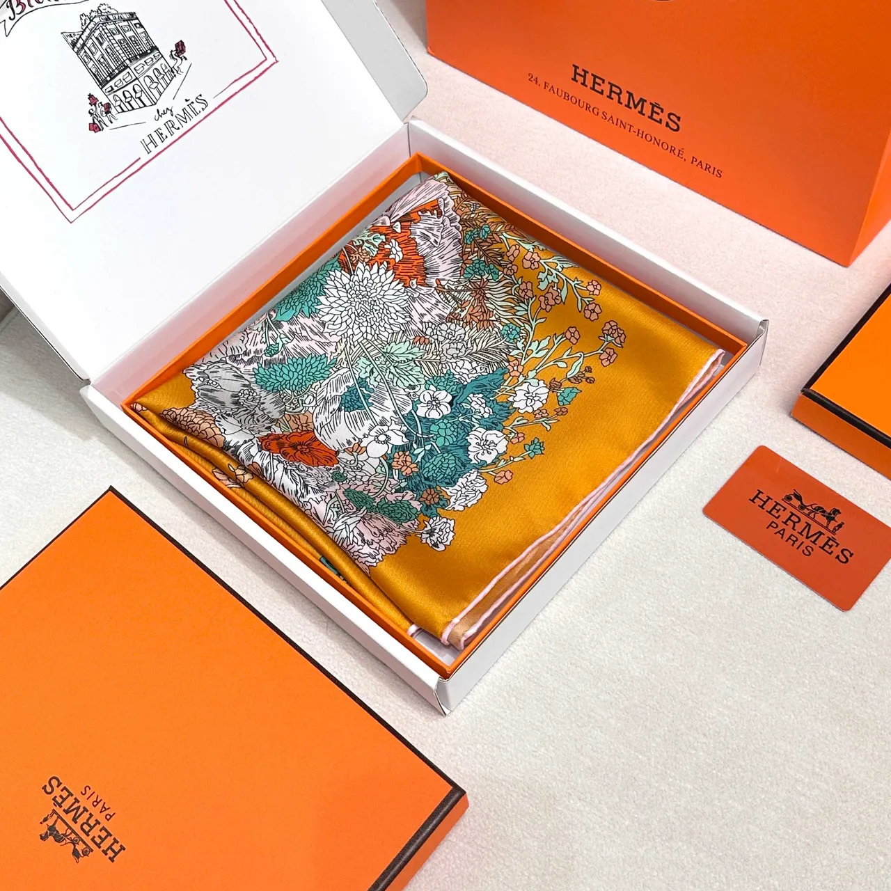 Hermès Légère Pañuelo de Seda con Estampado Floral y Geométrico Naranja 7