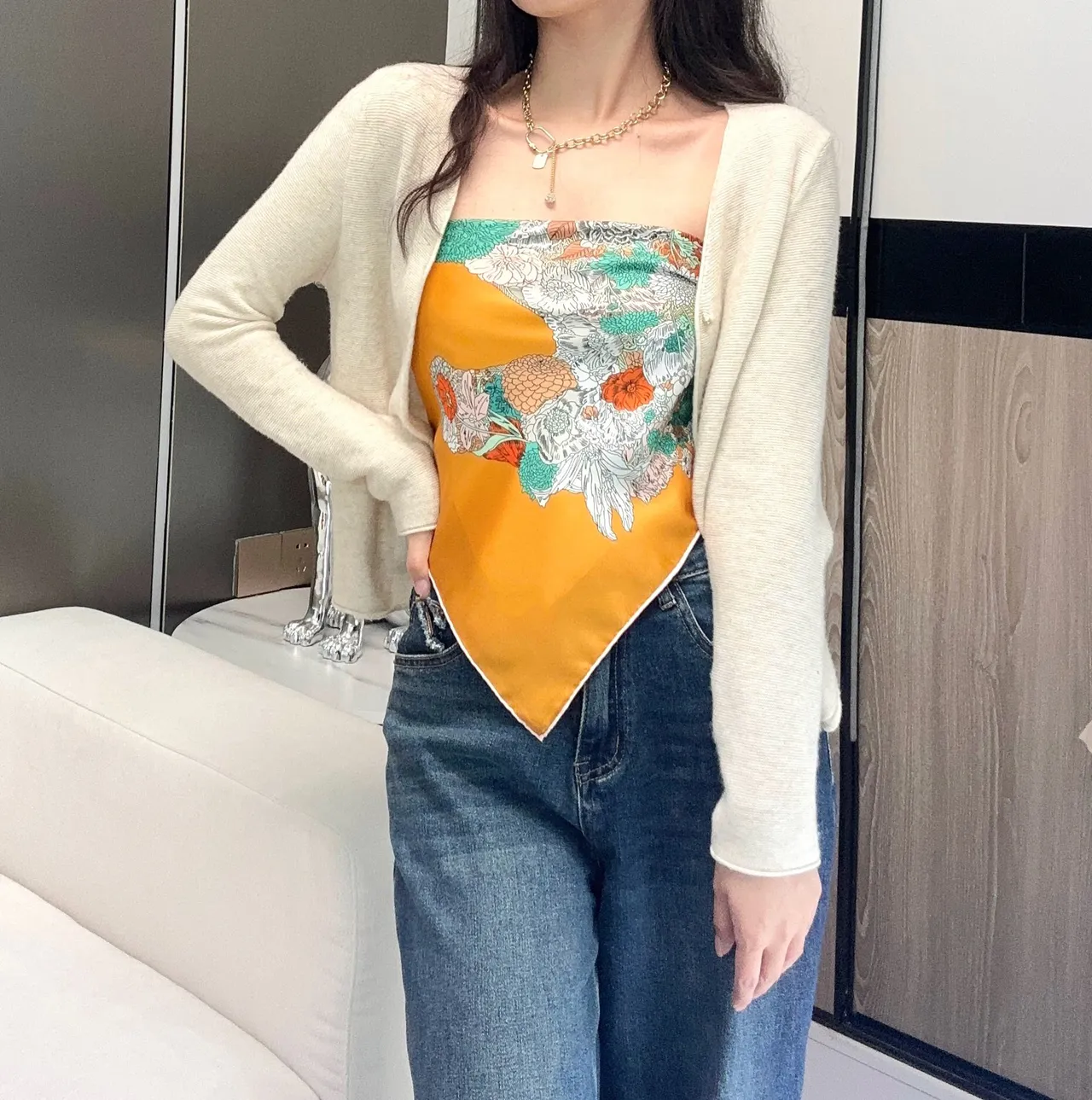 Hermès Légère Pañuelo de Seda con Estampado Floral y Geométrico Naranja 9
