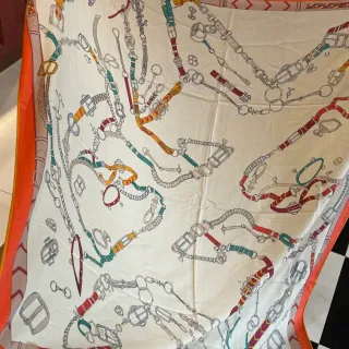 Hermès Les Déchaînés क्रीम और नारंगी रेशम का स्कार्फ