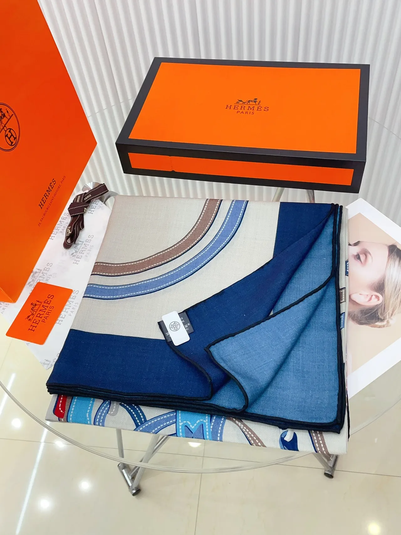 Hermès নেভি বেইজ হেরিংবোন উইভ গ্রাফিক স্টিচড-আউটলাইন মোটিফস সিল্ক স্কার্ফ 5