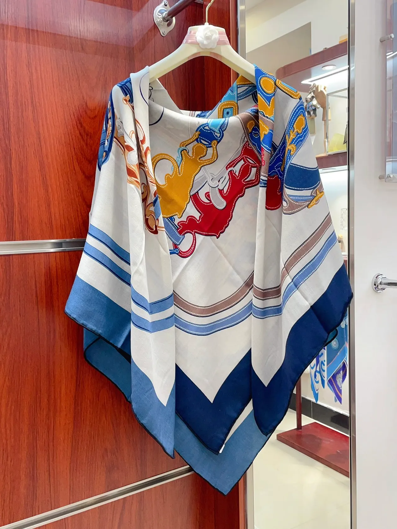 Hermès নেভি বেইজ হেরিংবোন উইভ গ্রাফিক স্টিচড-আউটলাইন মোটিফস সিল্ক স্কার্ফ 7