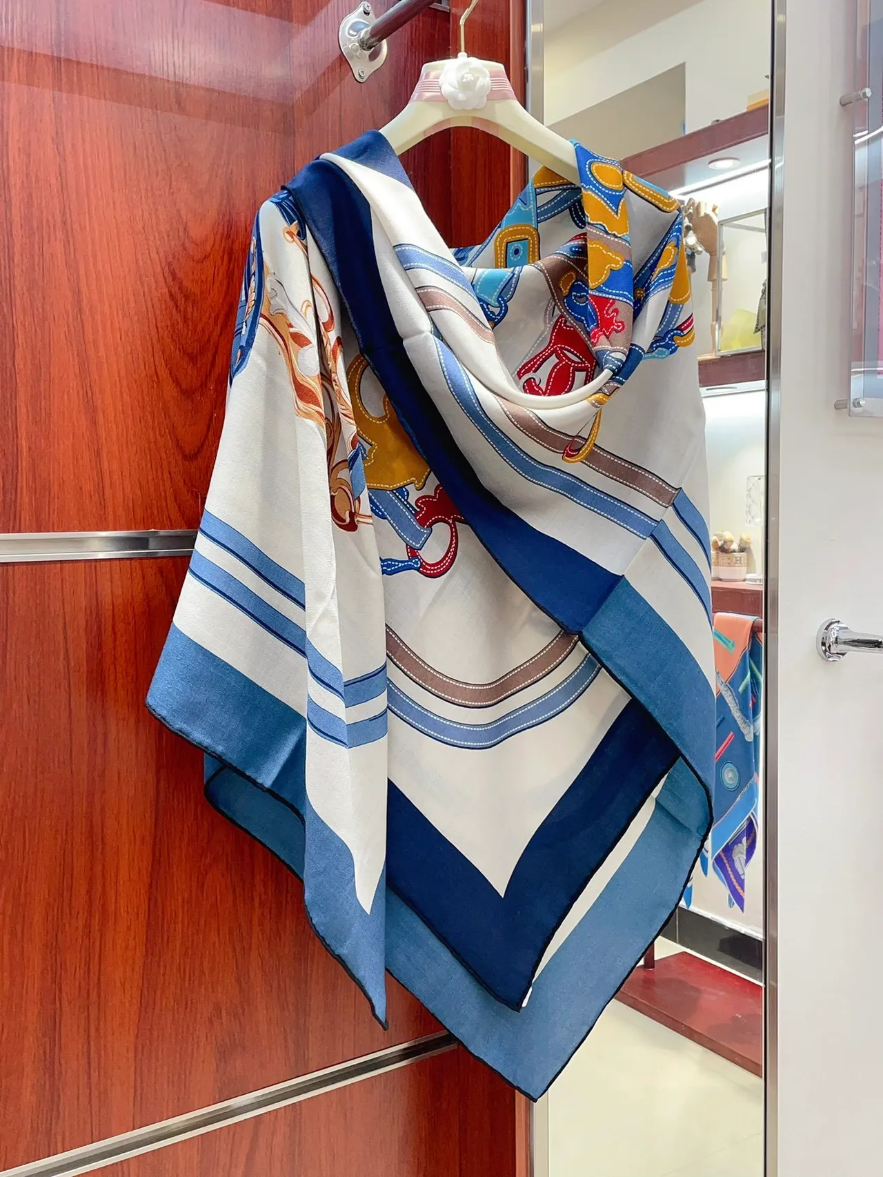 Hermès নেভি বেইজ হেরিংবোন উইভ গ্রাফিক স্টিচড-আউটলাইন মোটিফস সিল্ক স্কার্ফ 8