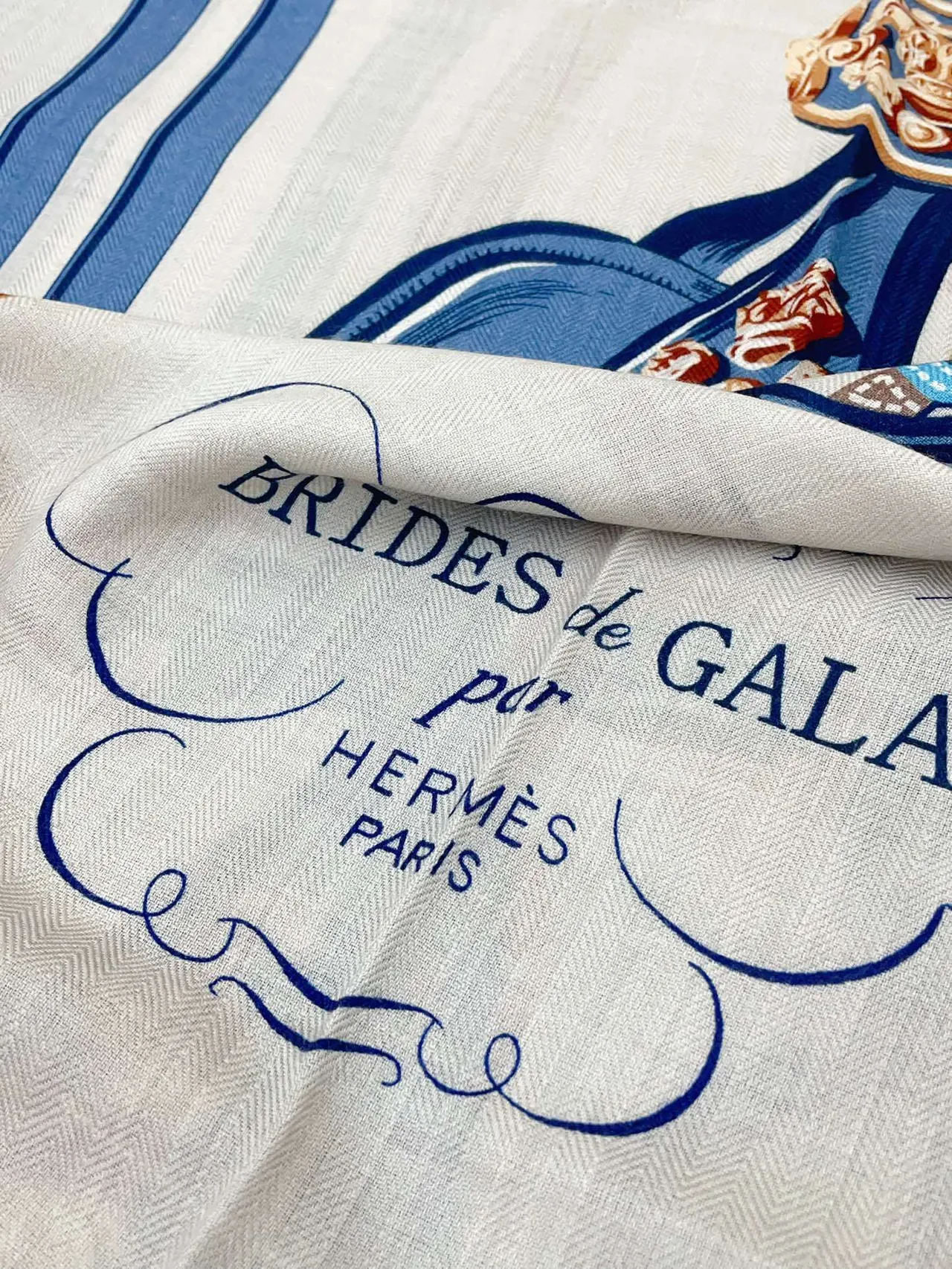 Hermès নেভি বেইজ হেরিংবোন উইভ গ্রাফিক স্টিচড-আউটলাইন মোটিফস সিল্ক স্কার্ফ 9