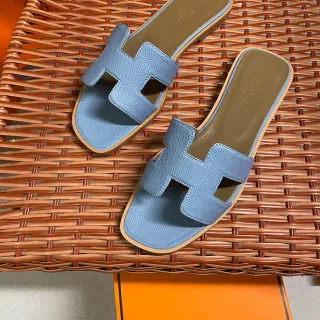 Hermès Oran chinelos de couro azul claro com tira H-Strap