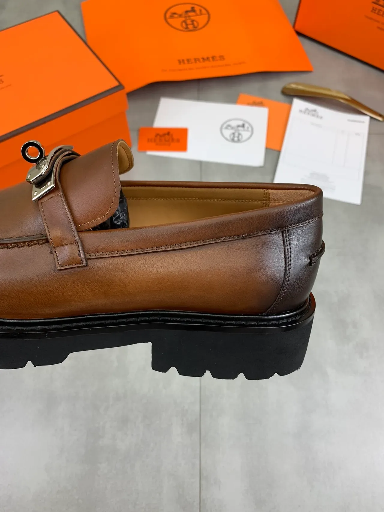 Hermès Oran लोफर भूरा काला चमकदार चमड़ा मेटल टर्न-लॉक बकल 4
