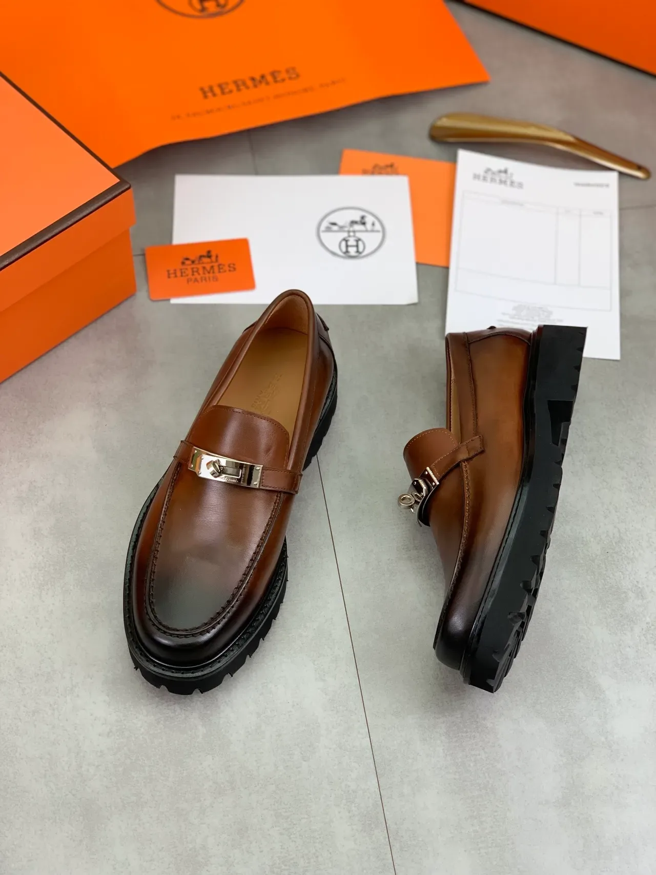 Hermès Oran लोफर भूरा काला चमकदार चमड़ा मेटल टर्न-लॉक बकल 5
