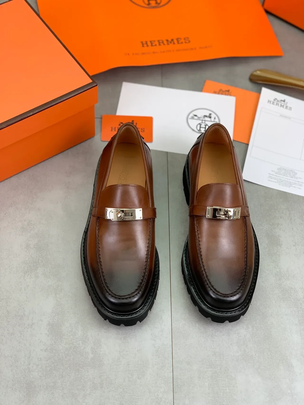 Hermès Oran लोफर भूरा काला चमकदार चमड़ा मेटल टर्न-लॉक बकल 6