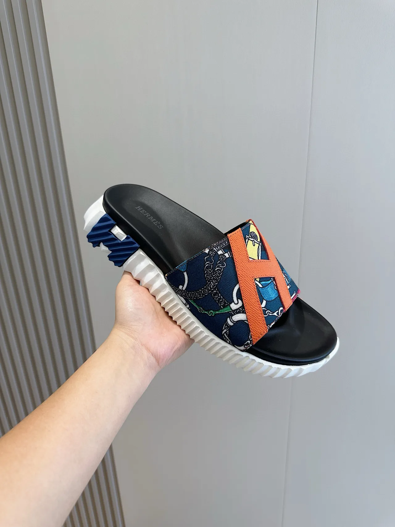Hermès Oran قماش متعدد الألوان مطبوع H-Strap نعال 5