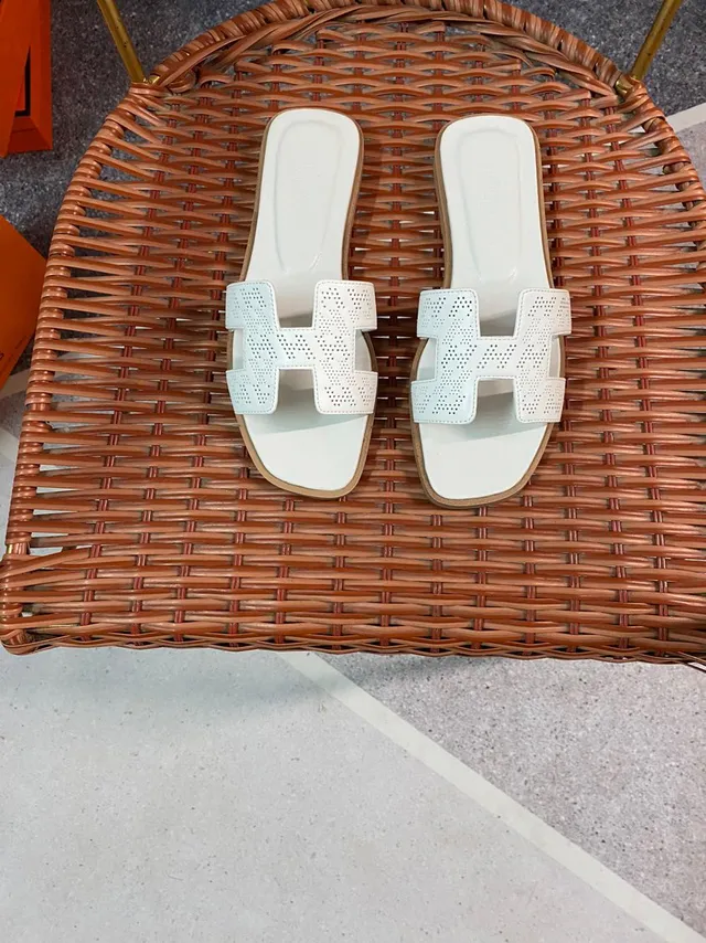 Hermès Oran Perforated H-Strap 白色休闲凉鞋 2