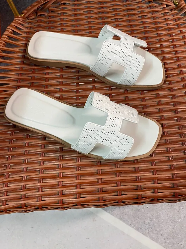 Hermès Oran Perforated H-Strap 白色休闲凉鞋 3
