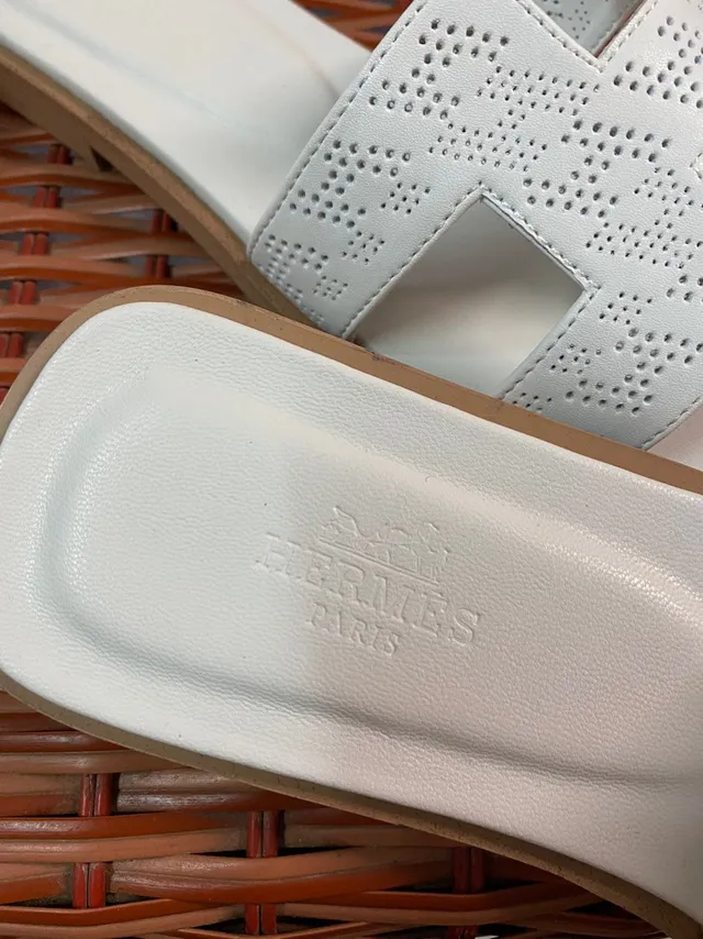 Hermès Oran Perforated H-Strap 白色休闲凉鞋 4
