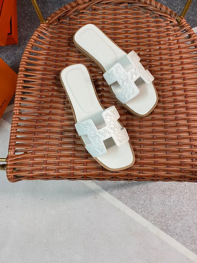 Hermès Oran Perforated H-Strap 白色休闲凉鞋 5