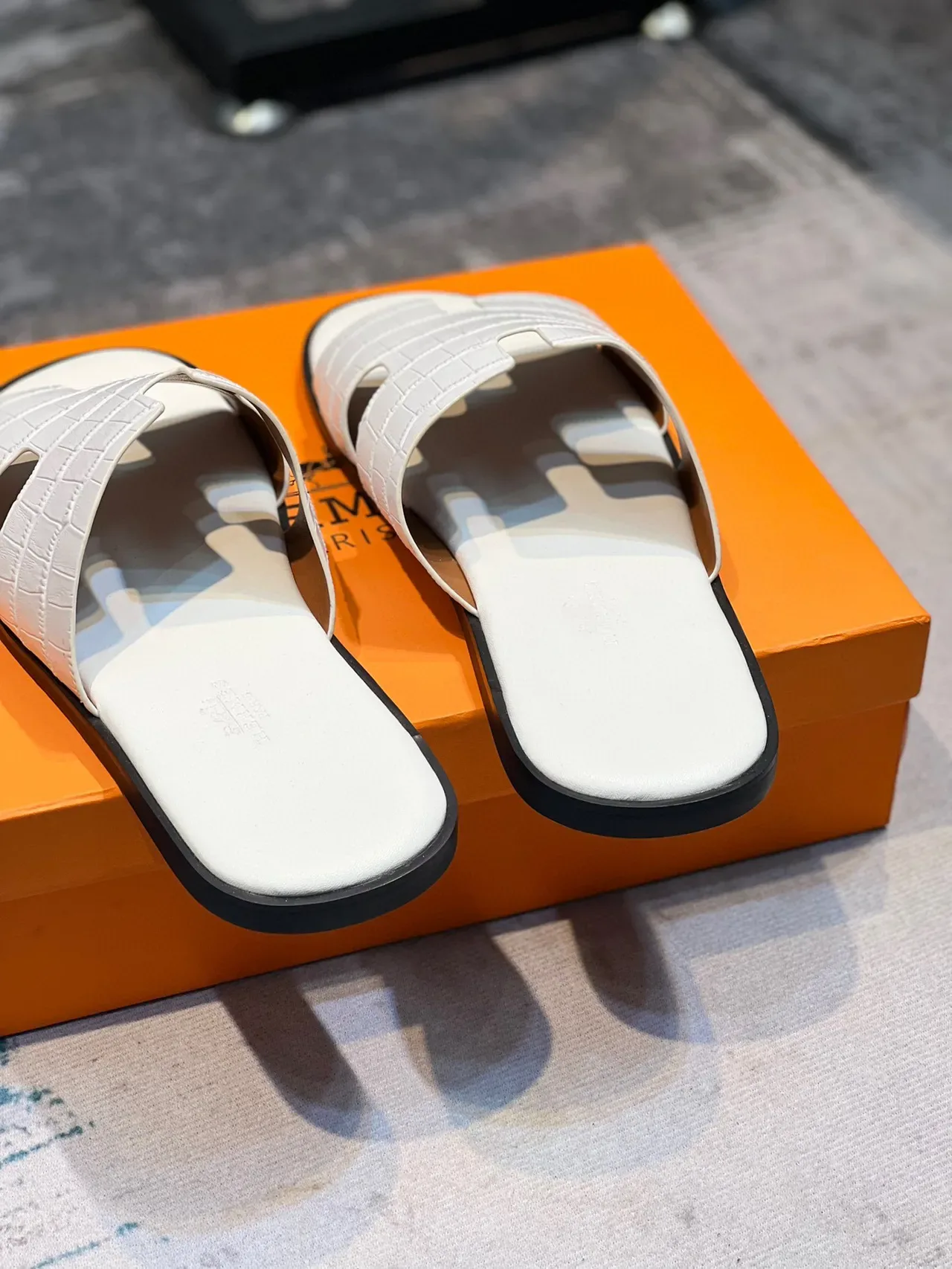 Sandalias Hermès Oran Slide de cuero blanco con estampado de cocodrilo 2