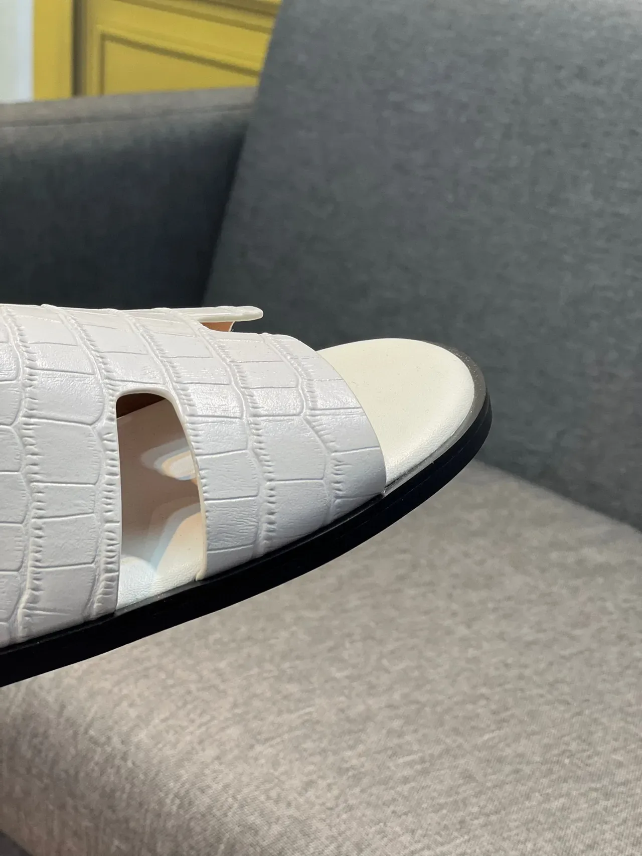 Sandalias Hermès Oran Slide de cuero blanco con estampado de cocodrilo 3