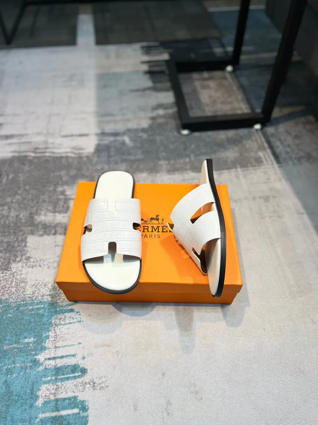Sandalias Hermès Oran Slide de cuero blanco con estampado de cocodrilo 4
