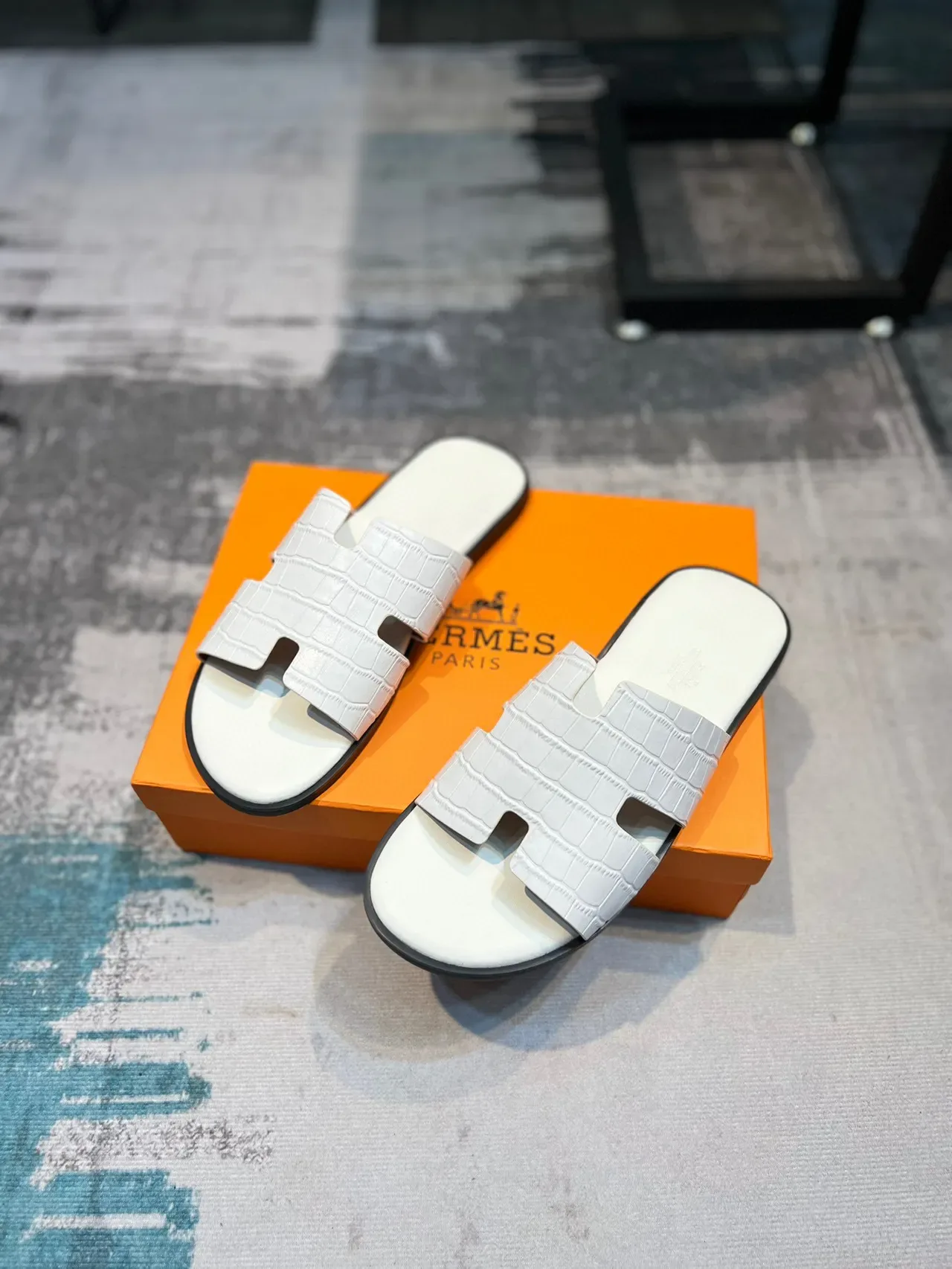 Sandalias Hermès Oran Slide de cuero blanco con estampado de cocodrilo 5