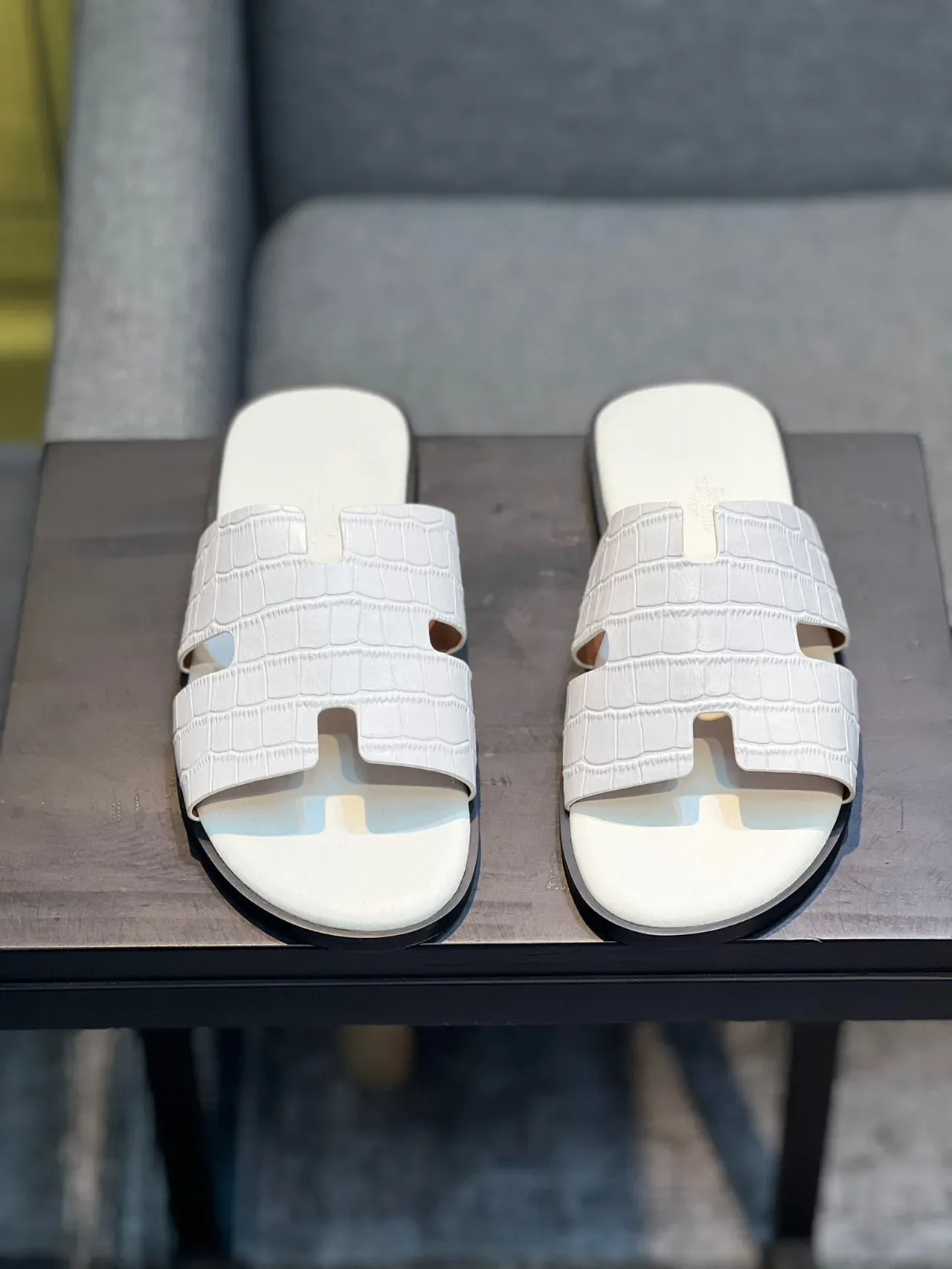 Sandalias Hermès Oran Slide de cuero blanco con estampado de cocodrilo 6