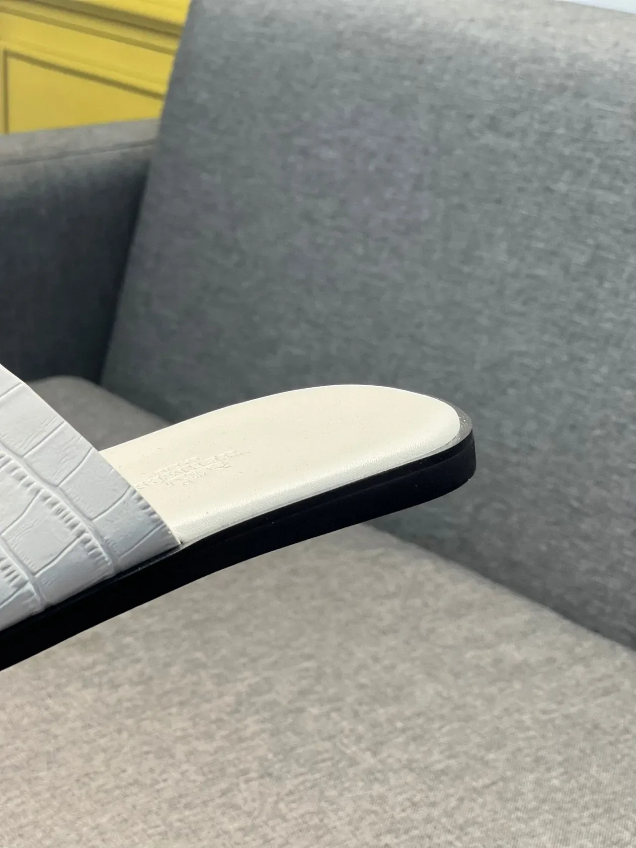 Sandalias Hermès Oran Slide de cuero blanco con estampado de cocodrilo 7