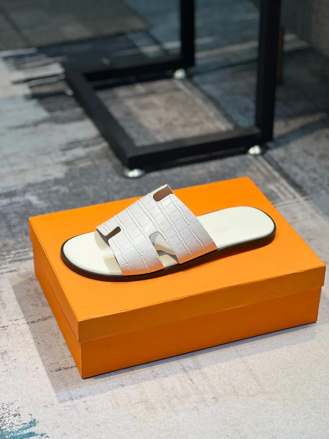 Sandalias Hermès Oran Slide de cuero blanco con estampado de cocodrilo 9