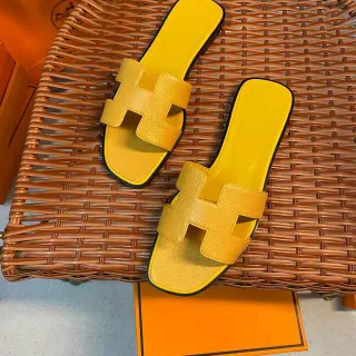 Hermès Oran Slide Sandálias de couro texturizado amarelo