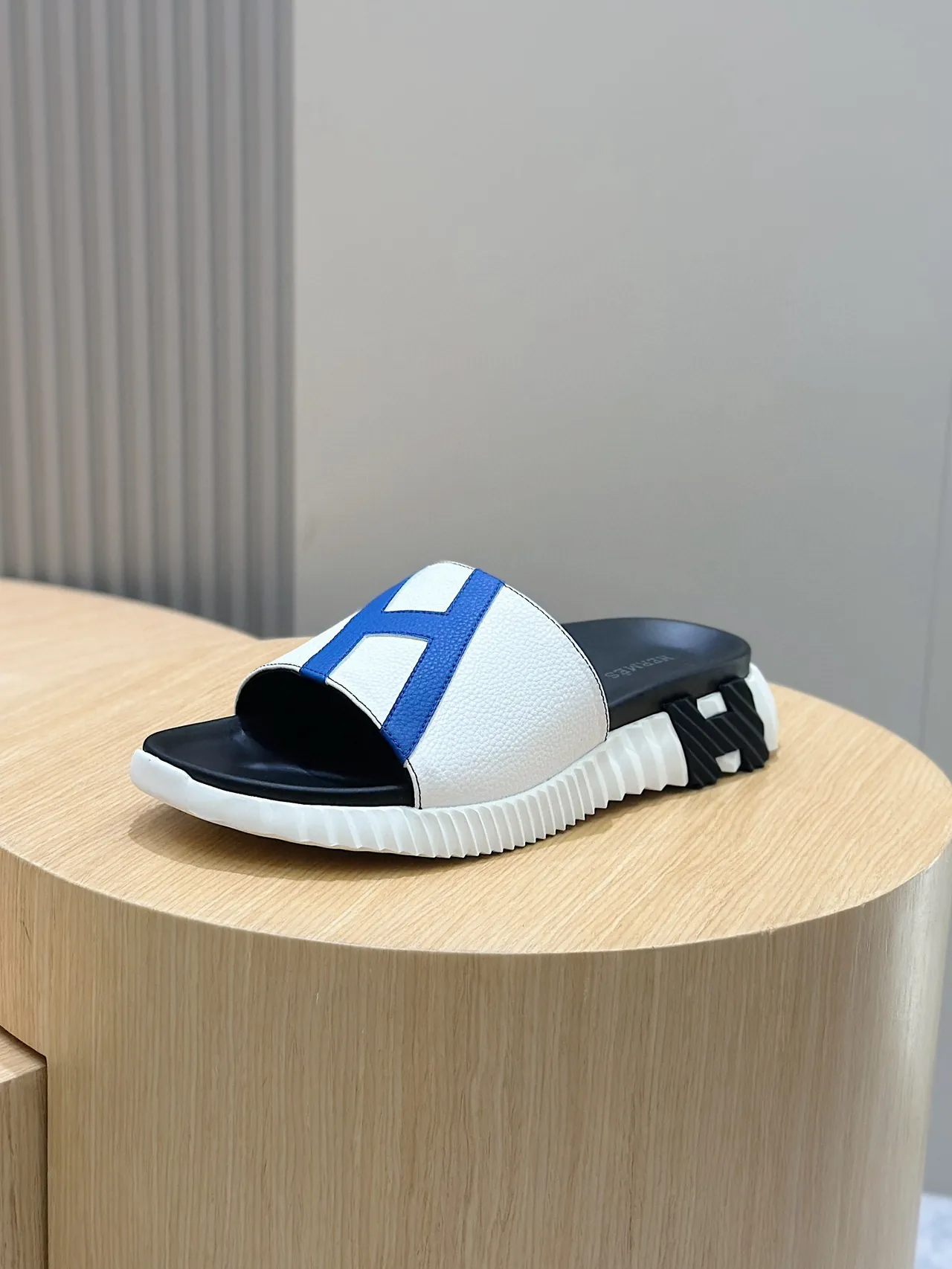Hermès Oran Slipper blanches bleues noires mules 2