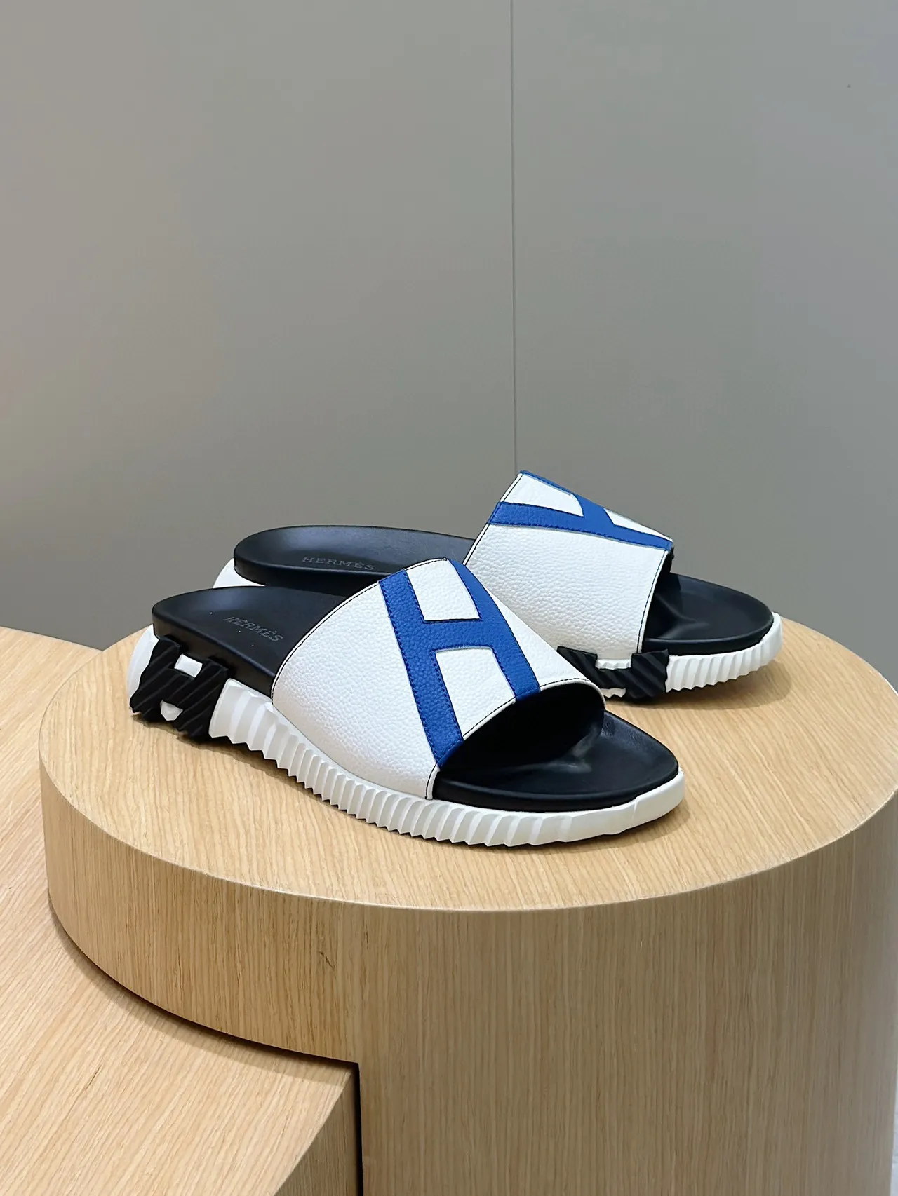 Hermès Oran Slipper blanches bleues noires mules 3